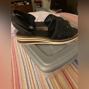 Like new black Vince Camuto sandals